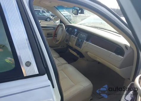 2008 Lincoln Town Car Signature Limited z USA, uszkodzony, nr VIN 2LNHM82W08X654531